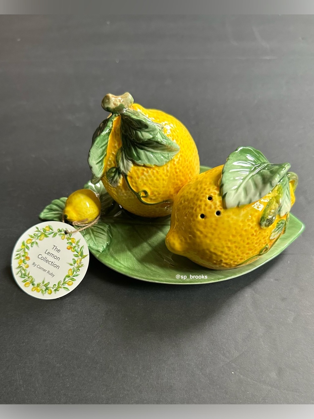 🎁3PC Corner Ruby Ceramic Lemon Salt & Pepper Set on Leaf Tray - Yellow Green